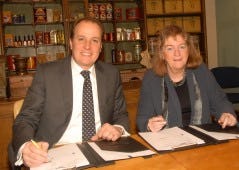 Frits van Eerd (Jumbo) en Jenny Thunissen van het IVW ondertekenden vlak voor Kerst een convenant waarin afspraken staan over de ketenverantwoordelijkheid van Jumbo op het gebied van regelgeving voor 