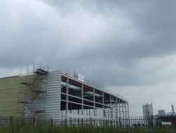 Eind augustus vorig jaar werd het hoogste punt bereikt van de nieuwbouw van het nieuwe hoofdkwartier van Raben Netherlands in Oss.