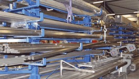 Im- en exportbedrijf Dumeta uit Oldenzaal biedt klanten een leaseconcept aan voor haar zwenkarmstellingen. 