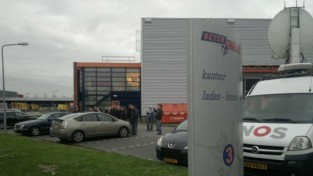 Zo'n twintig Polen kwamen gisteren hun salaris opeisen bij de logistiek dienstverlener Beyer Logistiek uit Duiven. 