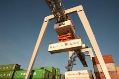 Het transport van meloenen gaat voortaan per binnenvaartschip vanuit de haven van Rotterdam naar Venlo. Afgelopen zondag ging het eerste binnenvaartschip met aan boord een partij meloenen vanuit de ha