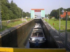 Verladersorganisatie EVO schat dat de totale schade voor bedrijven door de stremming van de sluis bij Eefde op 8,5 miljoen euro uitkomt. 