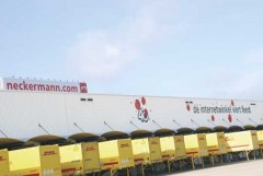 Postorderbedrijf Neckermann in het Zeeuwse Sint Jansteen schrapt 27 voltijdbanen op de afdeling logistiek textiel.