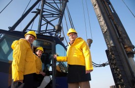 Van links naar rechts: wethouder Hans Verbraak van de gemeente Roosendaal, Ben Vos, directeur Vos Logistics en Joep Mooren, directeur logistiek Akzo Nobel