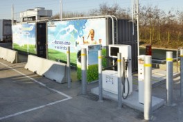 De belgische supermarktketen colruyt heeft afgelopen week in het kader van een proefproject waterstoftankstation bij zijn distributiecentrum halle gebruik genomen. 