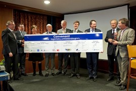 Hoogtepunt van het Dryport Congres Emmen-Coevorden vormde de ondertekening van het samenwerkingsconvenant GOLD.