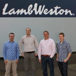 Het TFC-team van Lamb Weston met van links naar rechts: Paul Buckley (Sales) Bas Nieuwenhuyzen (Purchasing) Bert Jan Maris (Operations) Geert van de Kerkhof (Coach). Huib Spelier (Supply Chain) staat