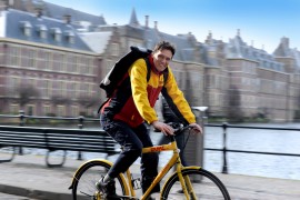In den haag fietst de dhl-koerier nu in het autoluwe gebied rond paleis noordeinde, binnenhof, ministeries en ambassadebuurt.