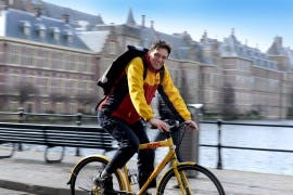 In den haag fietst de dhl-koerier nu in het autoluwe gebied rond paleis noordeinde, binnenhof, ministeries en ambassadebuurt.