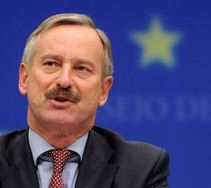 Volgens Eurocommissaris van Transport Siim Kallas mogen extra lange vrachtwagens (LZV’s of Ecocombi’s) overal in de Europese Unie rijden. Maar als een EU-lidstaat ze niet wil toelaten, moet dat kunnen