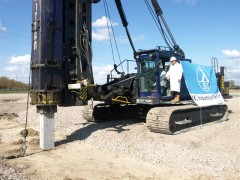 Twee medewerkers van BIS uit België en Nederland hebben in aanwezigheid van het directieteam, OR-leden, betrokken collega’s en bouwpartners afgelopen maandag de eerste paal geslagen voor een nieuwe lo