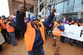 Vakbond FNV Bondgenoten heeft een kort geding aangespannen tegen Albert Heijn (AH). Het geschil dat morgen dient voor de rechtbank in Haarlem gaat om de belofte van het supermarktconcern dat in de dis