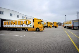 Een vrachtauto van de Jumbo supermarkten voor het distributiecentrum in Veghel.
