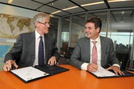 Het Havenschap Moerdijk en het Havenbedrijf Rotterdam zetten de bestaande incidentele samenwerking om in een structurele samenwerking op commercieel en operationeel gebied.