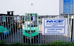 De ondernemingsraad (OR) van Mitsubishi Caterpillar Forklift Europe (MCFE) in Almere wil alles uit de kast trekken om de productie van vorkheftrucks in Almere te behouden.