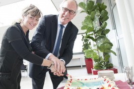 De uitreiking van de taart met daarop de Logistieke Kaart van Nederland vond plaats tijdens een feestelijke bijeenkomst in het hoofdkantoor van het Havenschap Moerdijk. 