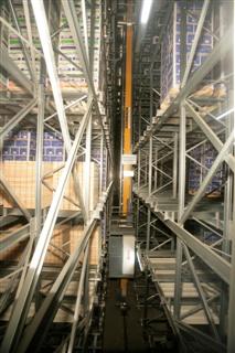 Het 20 meter hoge koelhuis van De Jong telt zeven hoogbouwkranen, die 12.500 opslaglocaties bedienen