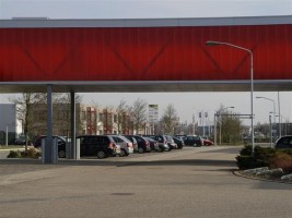 De brug tussen hal 2 en hal 4 van Leolux