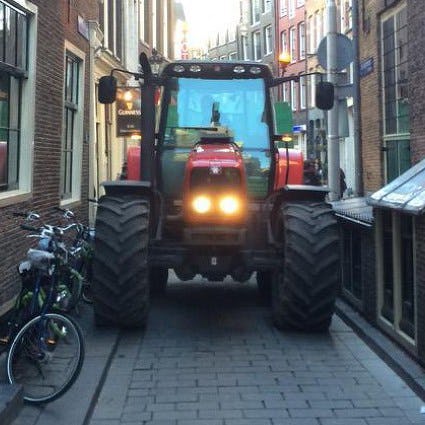 Tractor omzeilt milieuzone in Amsterdam