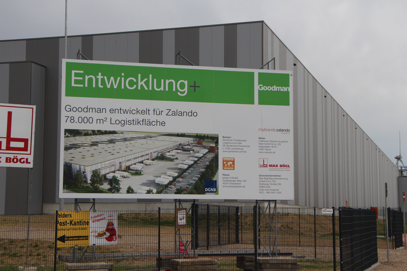 Het Zalando dc in Mönchengladbach toen het nog in aanbouw was. 