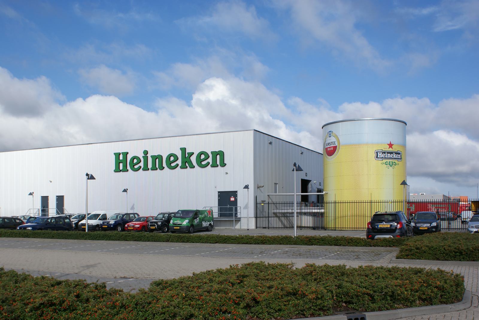 De klanten van de groothandel, zoals deze in Oss, krijgen geen kratten maar dozen Heinekenbier geleverd.