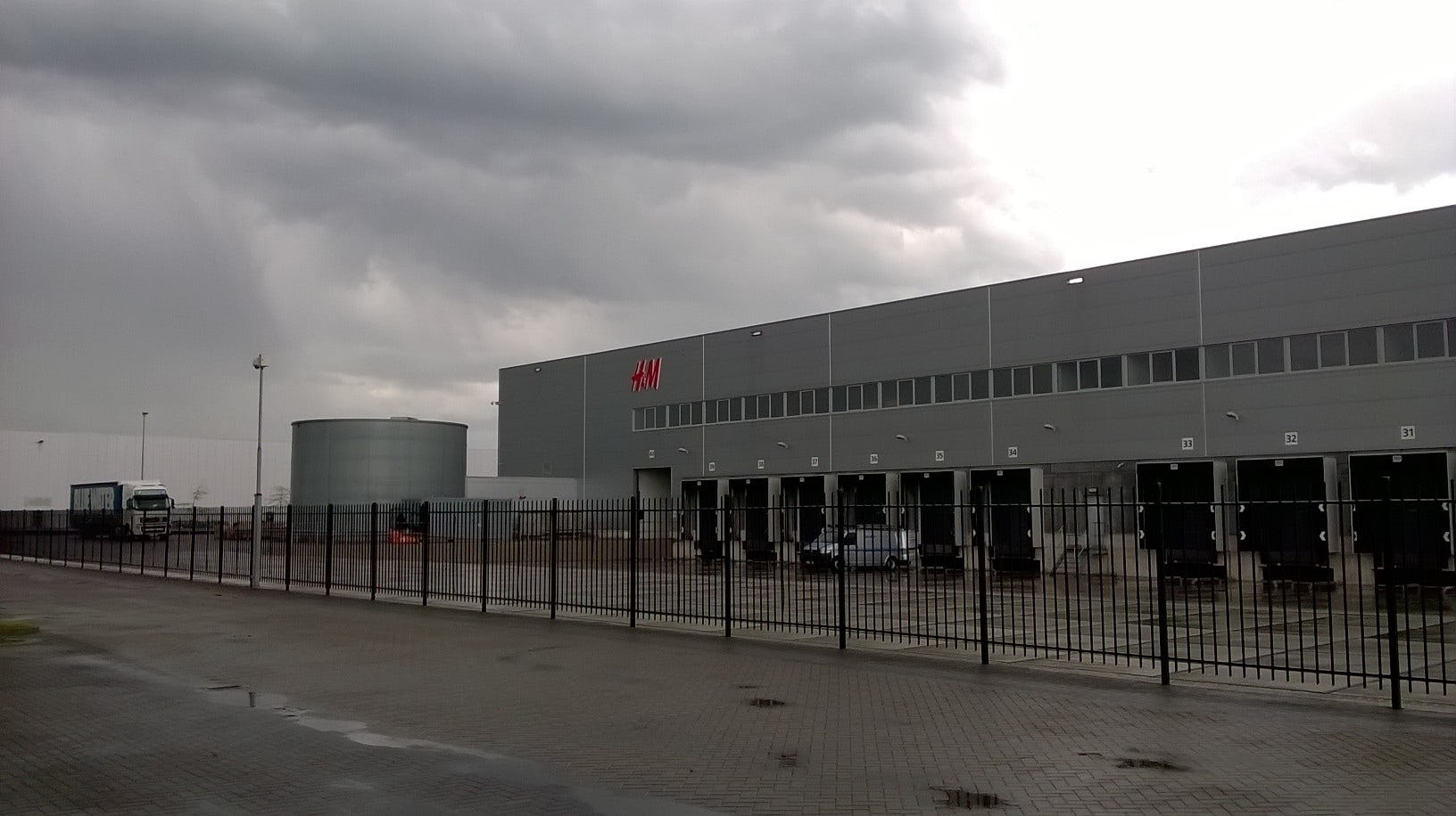 H&M wil distributiecentrum in Tiel sluiten, lot personeel onbekend