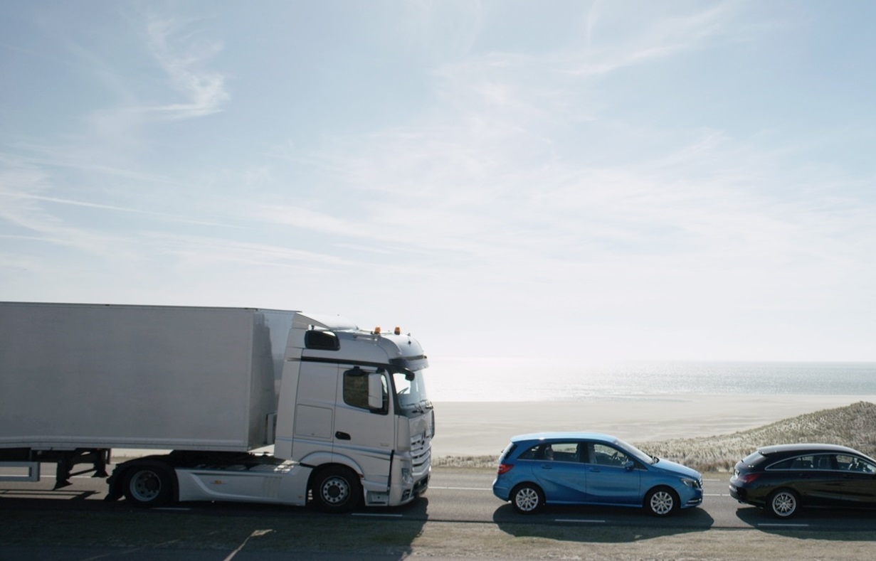 Een truck die automatisch een noodstop uitvoert bij onverwachte verkeerssituaties