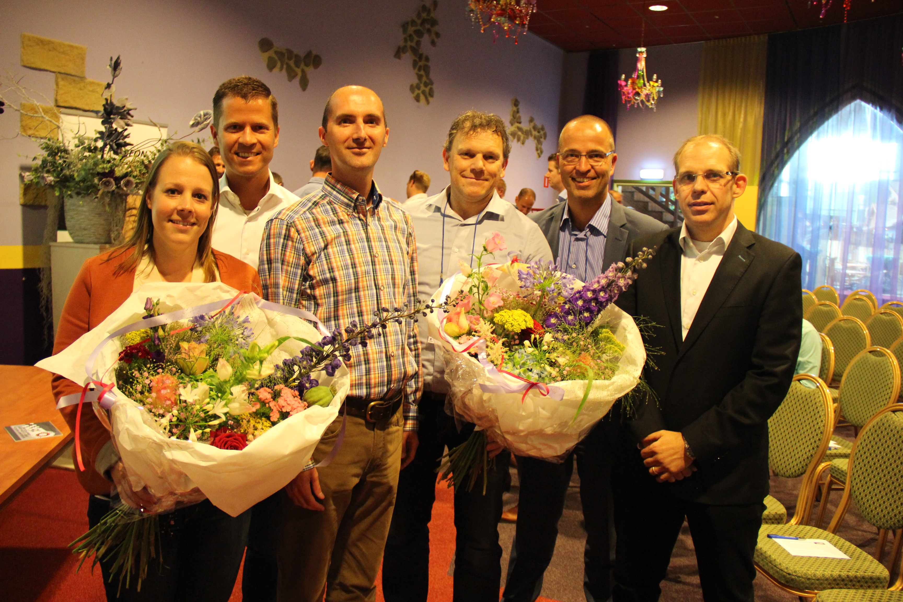Trotse winnaars van NK Speed Docking 2015 (van links naar rechts): Kim Bader (Detailresult – Teamleider voorraadbeheer), Pascal Kooren (Detailresult - Manager Fysieke Distributie & Voorraadplanning), Ruud Bilik (Sligro – Operations Manager Logistics), Marien Koelewijn (Sligro – Site Manager Putten), Tom Tillemans (Heinz – Head of S&OP and logistics Benelux) en Edward Heijnen (CAROZ – Supply Chain Development Director).