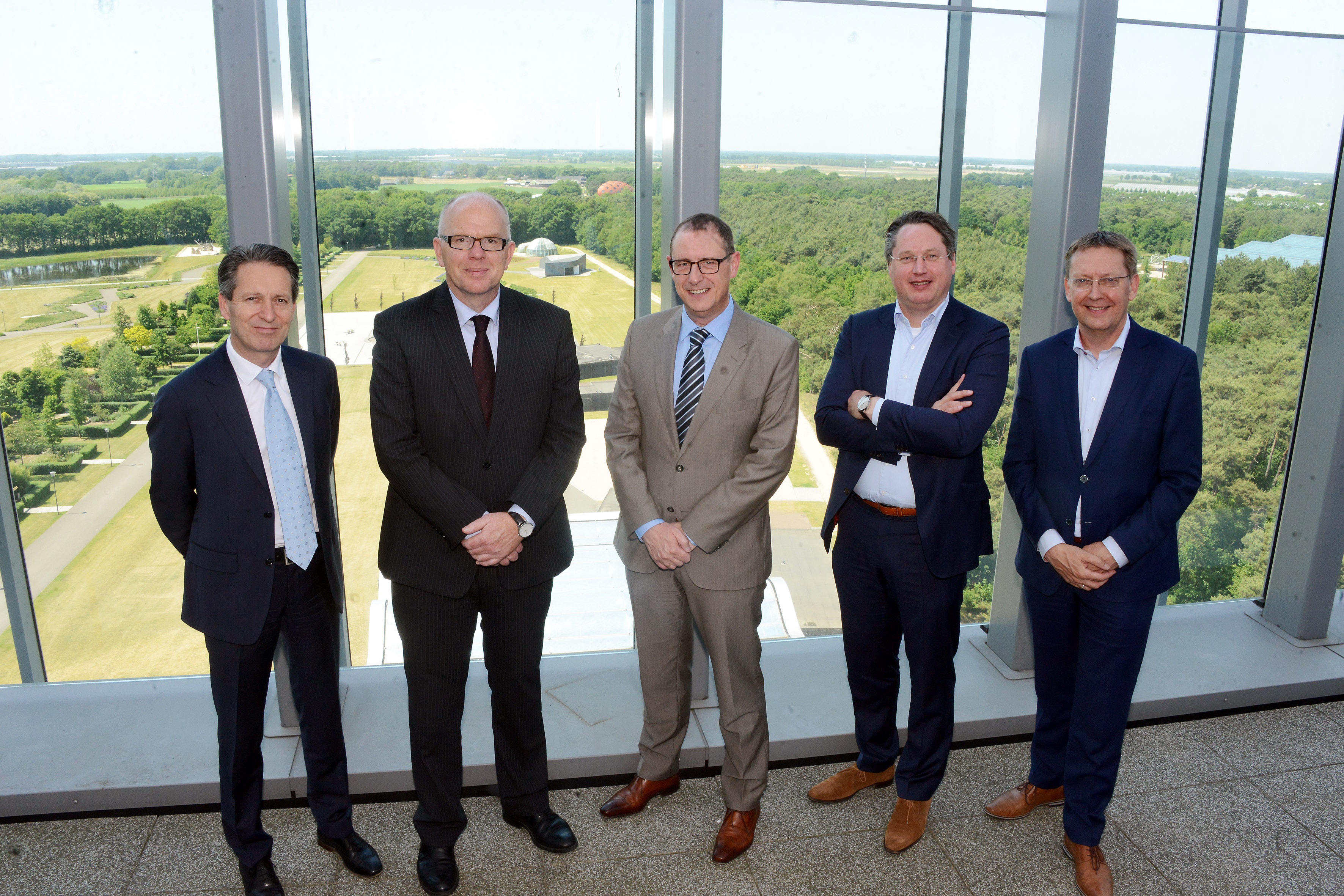 De overeenkomt voor de magazijnuitbreiding van Stryker op Trade Port Noord werd gisteren ondertekend door van links naar rechts Maarten Haast (financieel directeur Stryker CDC Europe), Limburgs gedeputeerde Twan Beurskens, Niek Dudink	(directeur Stryker CDC Europe in Venlo), wethouder Stephan Satijn (gemeente Venlo) en directeur Anton Bos (Trade Port Noord).