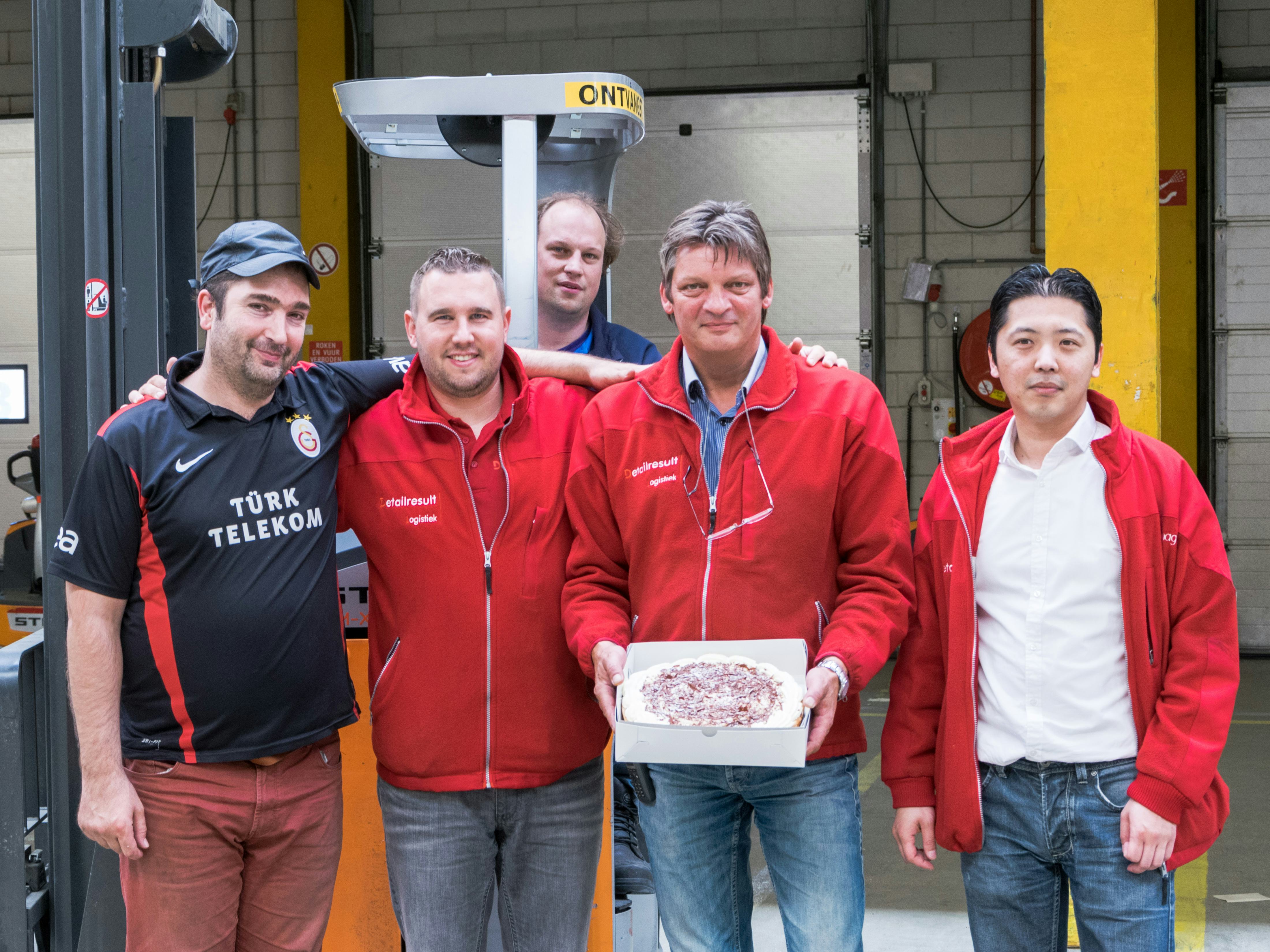 Erik Dane (uiterst rechts) en Jan Brand (met taart) van het actie-dc van Detailresult in Alphen aan den Rijn vinden het winnen van het NK Speed Docking 2015 een knappe prestatie is die op het conto kan worden geschreven van het ervaren expeditie-team. 