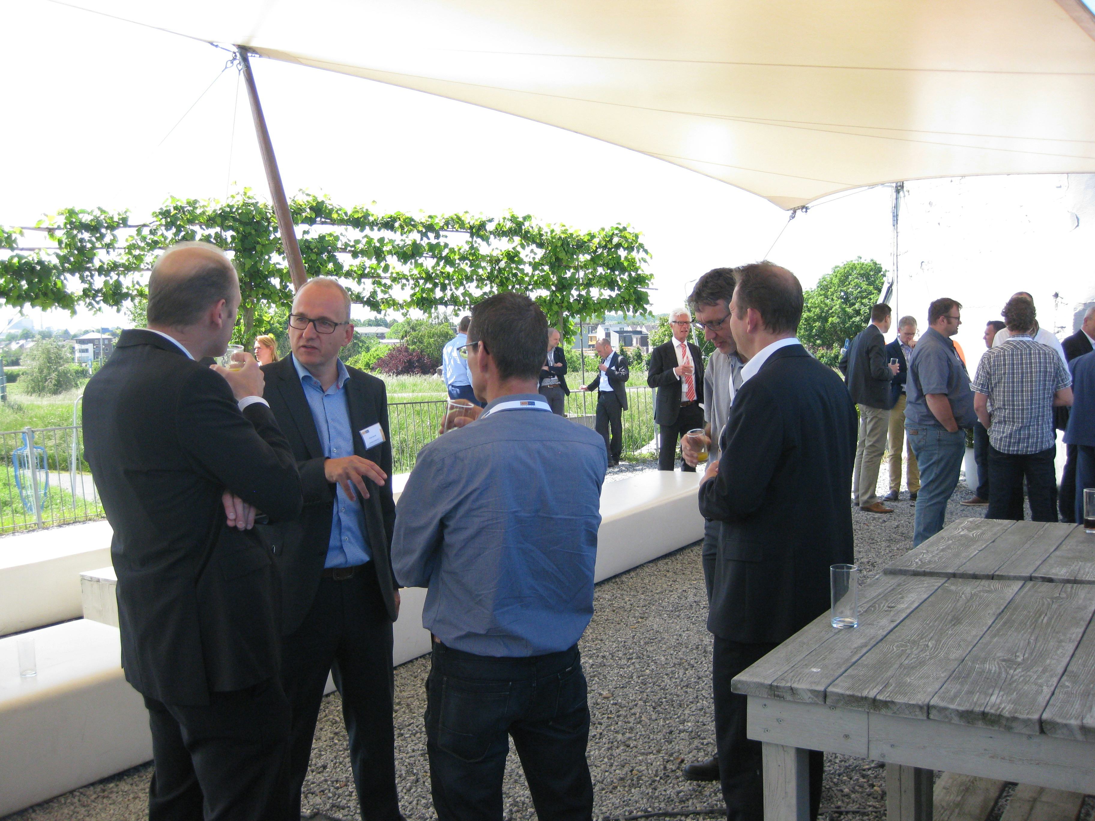 Directeur Frank Resink (tweede van links) in gesprek met klanten op dakterras Wijnfort Lent