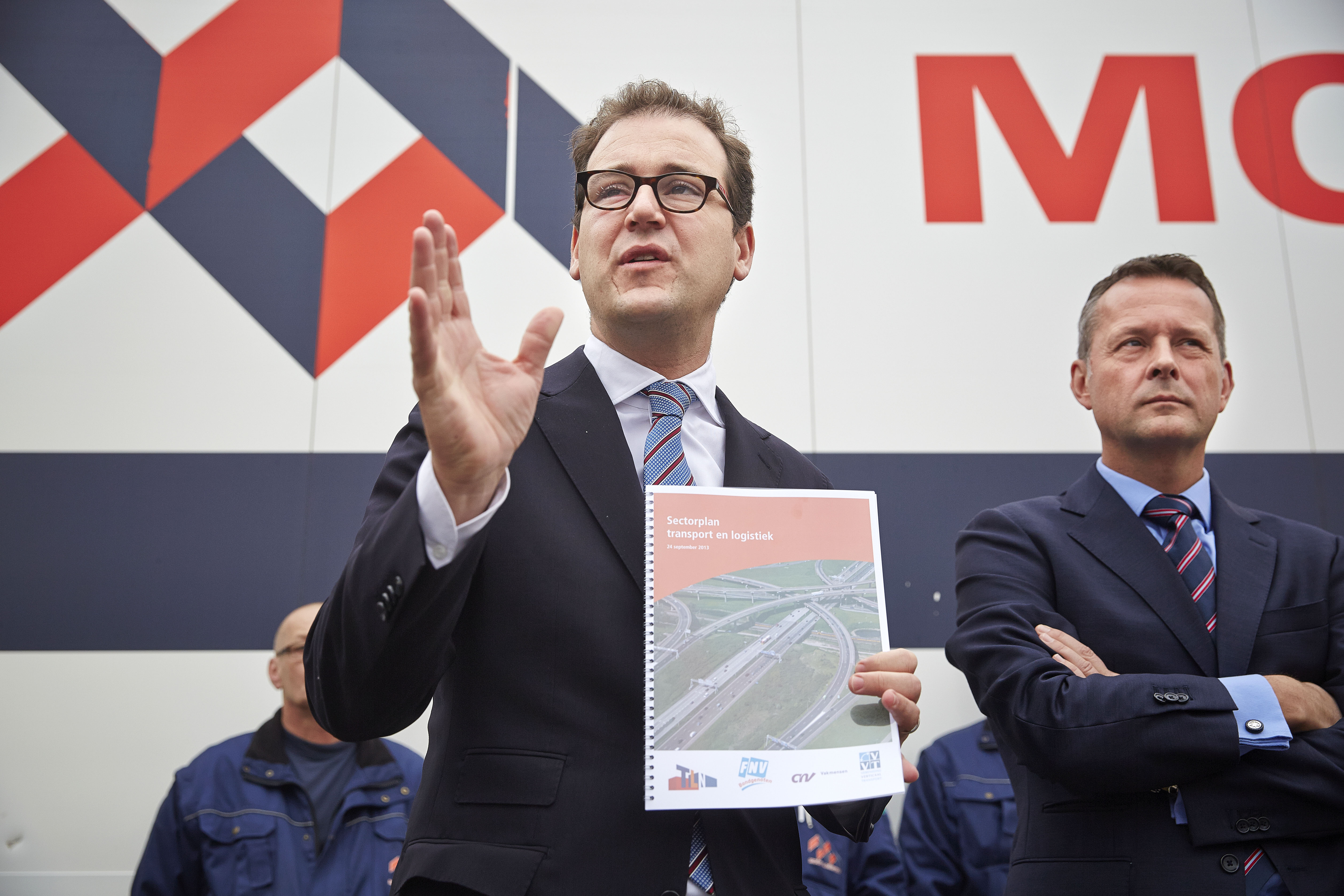 In een brief aan minister Lodewijk Asscher (Sociale Zaken) stelt TLN donderdag dat de WWZ in de transport 'contraproductief' werkt.