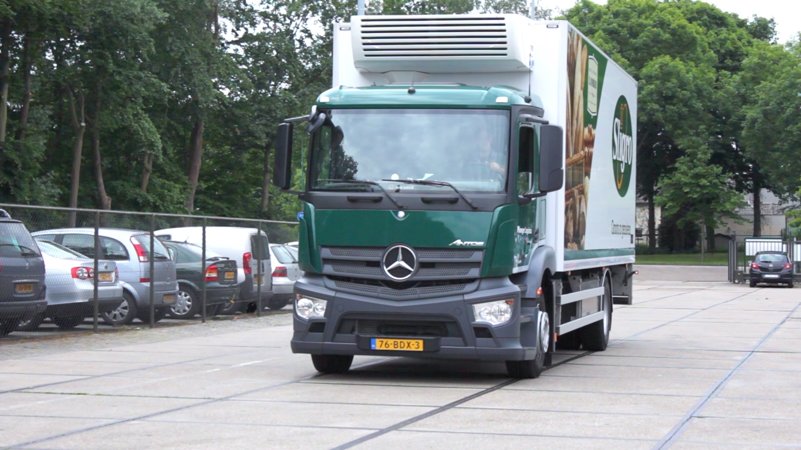 Vrachtwagen met de geïnstalleerde koelmotor