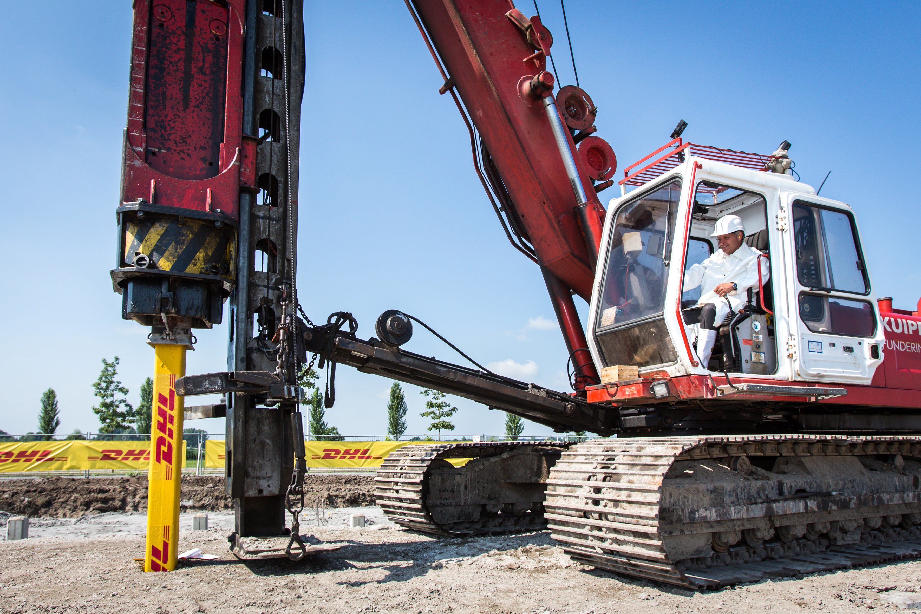 UTRECHT, 16 Juni 2015: Eerste paal slaan nieuwbouw Service Center DHL Utrecht door Michiel Greeven, MD DHL Express Nederland. © 2015 SEBASTIAAN ROZENDAAL / DUTCH PHOTO AGENCY