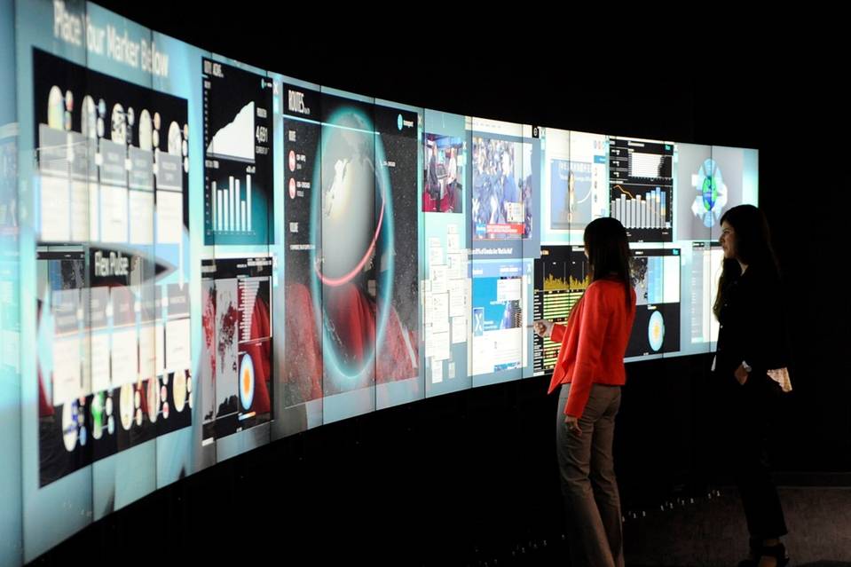 Supply chain managers kunnen door het werken met touch screens de situatie realtime beheren in geval van calamiteiten. 