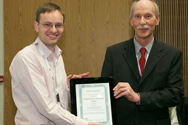 Hartmut Stadtler rijkt de EDDA 2015 prijs uit aan Joachim Arts (links)