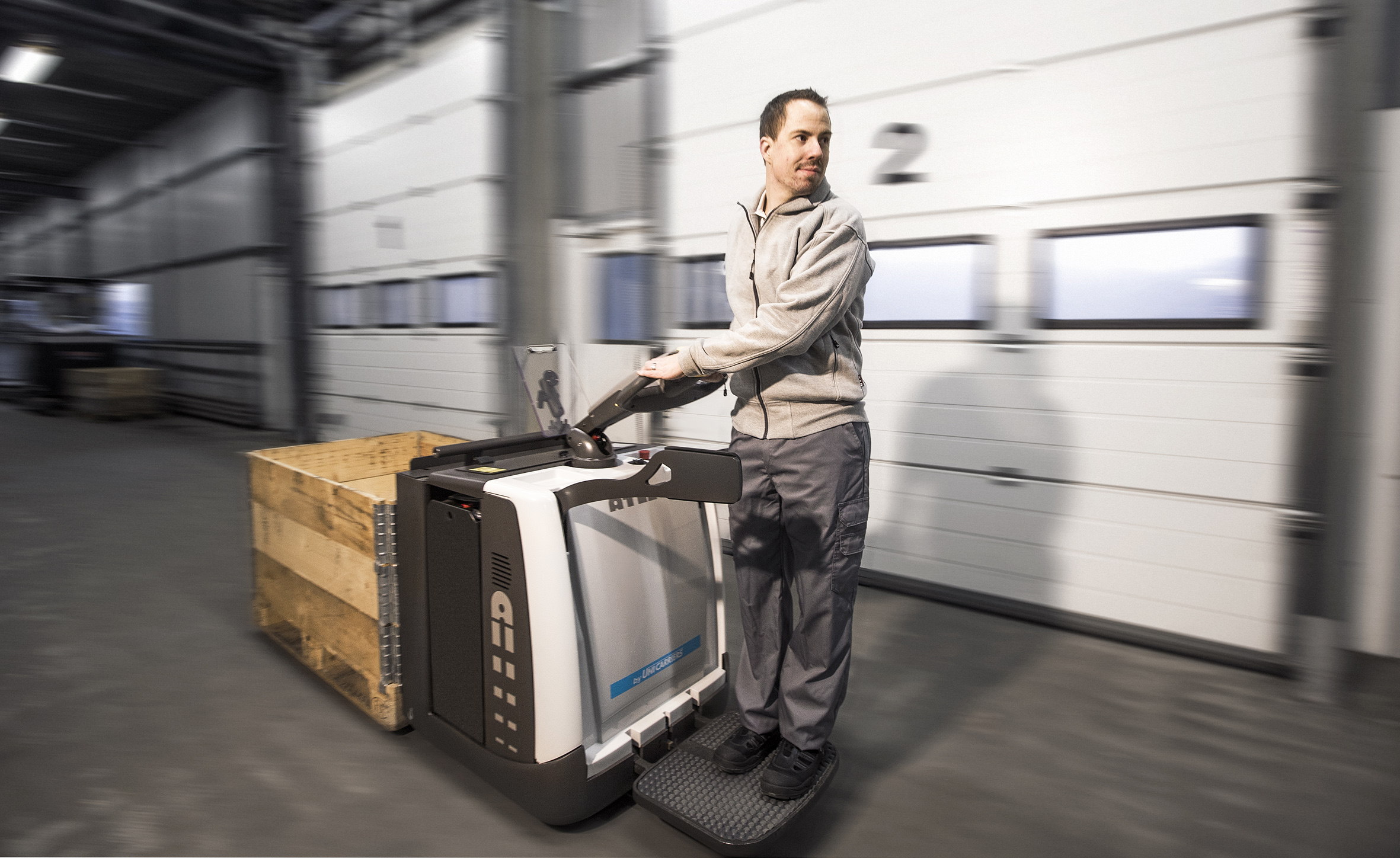 Stand-on low lifter with driver platform PMR200