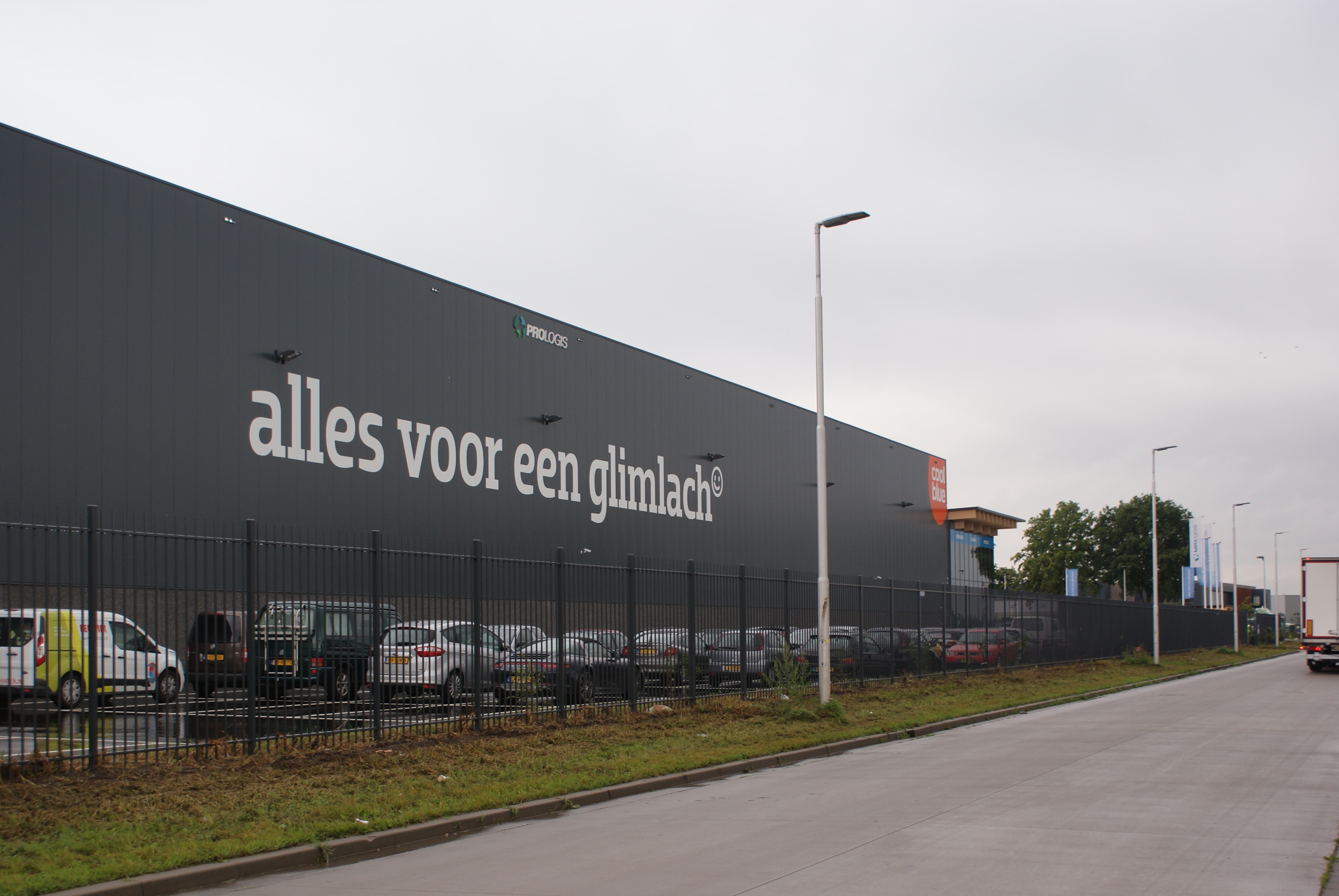 In juni werd na een bouwtijd van 9 maanden het nieuwe distributiecentrum van Coolblue in gebruik genomen. Het dc heeft een oppervlak van 22.000 vierkante meter en is gevestigd op logistiek bedrijvenpark Vossenberg West II in Tilburg.