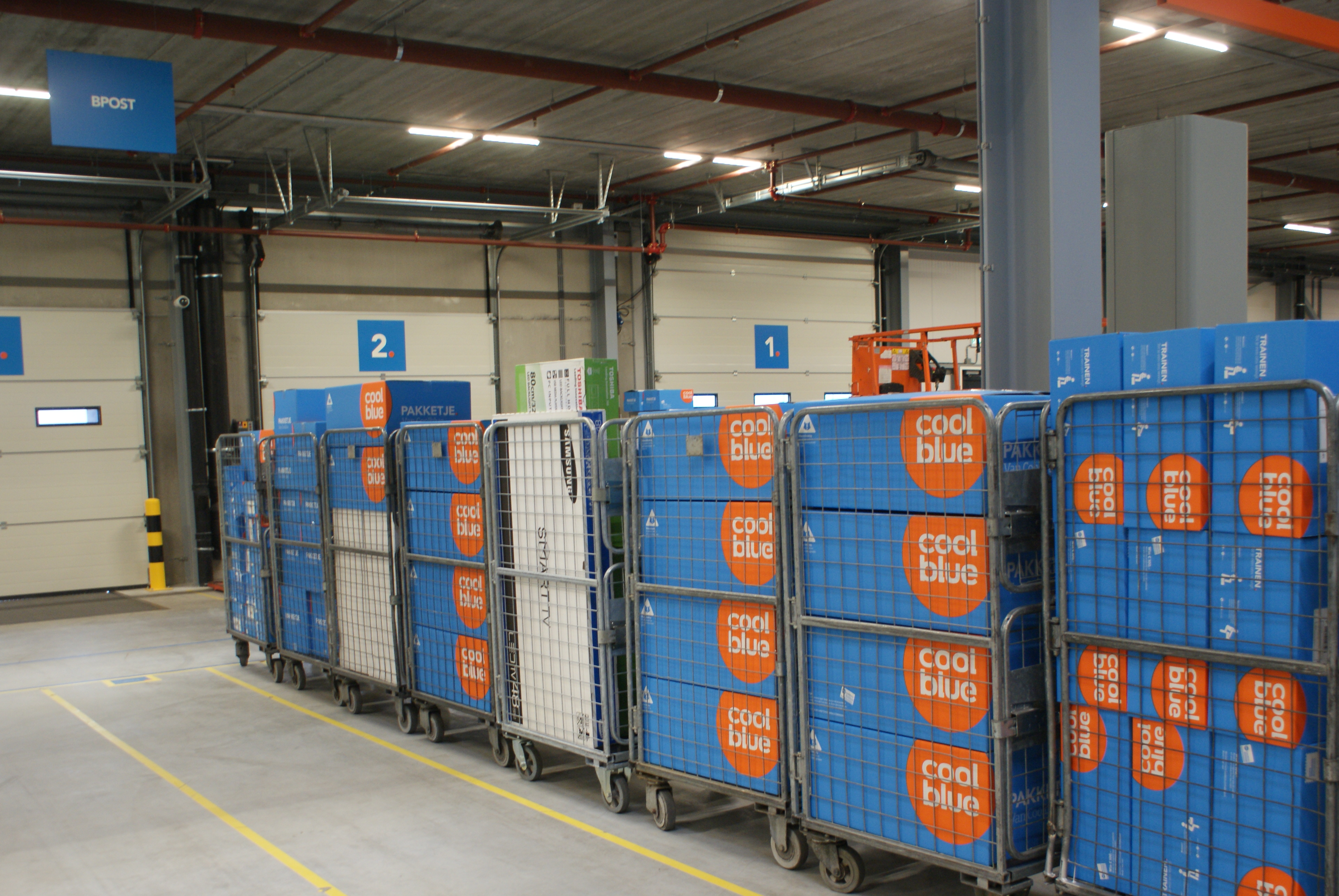 Per dag verlaten 50 tot 55 volgeladen vrachtwagens het terrein van het distributiecentrum van Coolblue. 