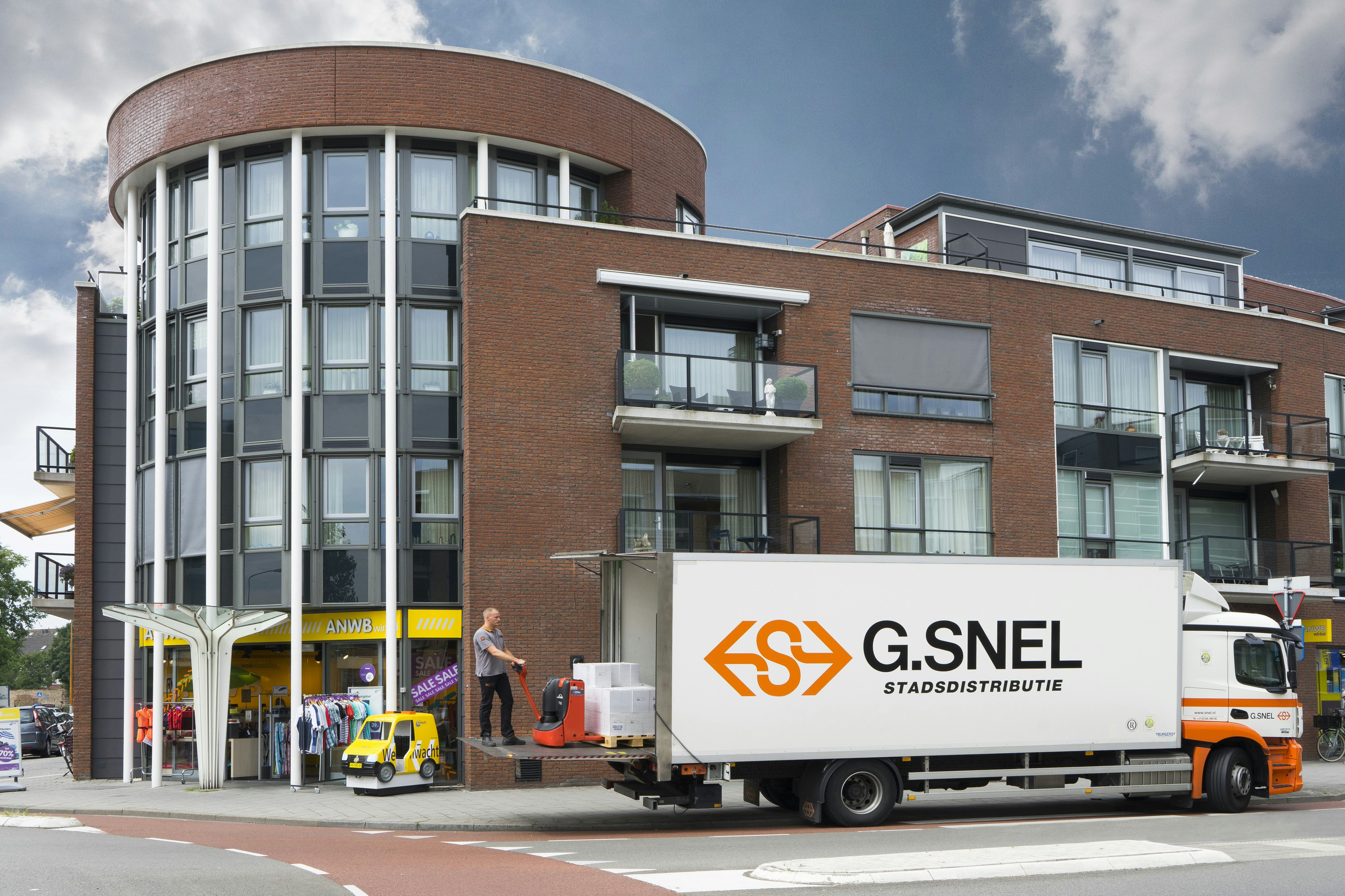 G.Snel uit Woerden is verantwoordelijk voor de distributie van de ANWB-winkels.