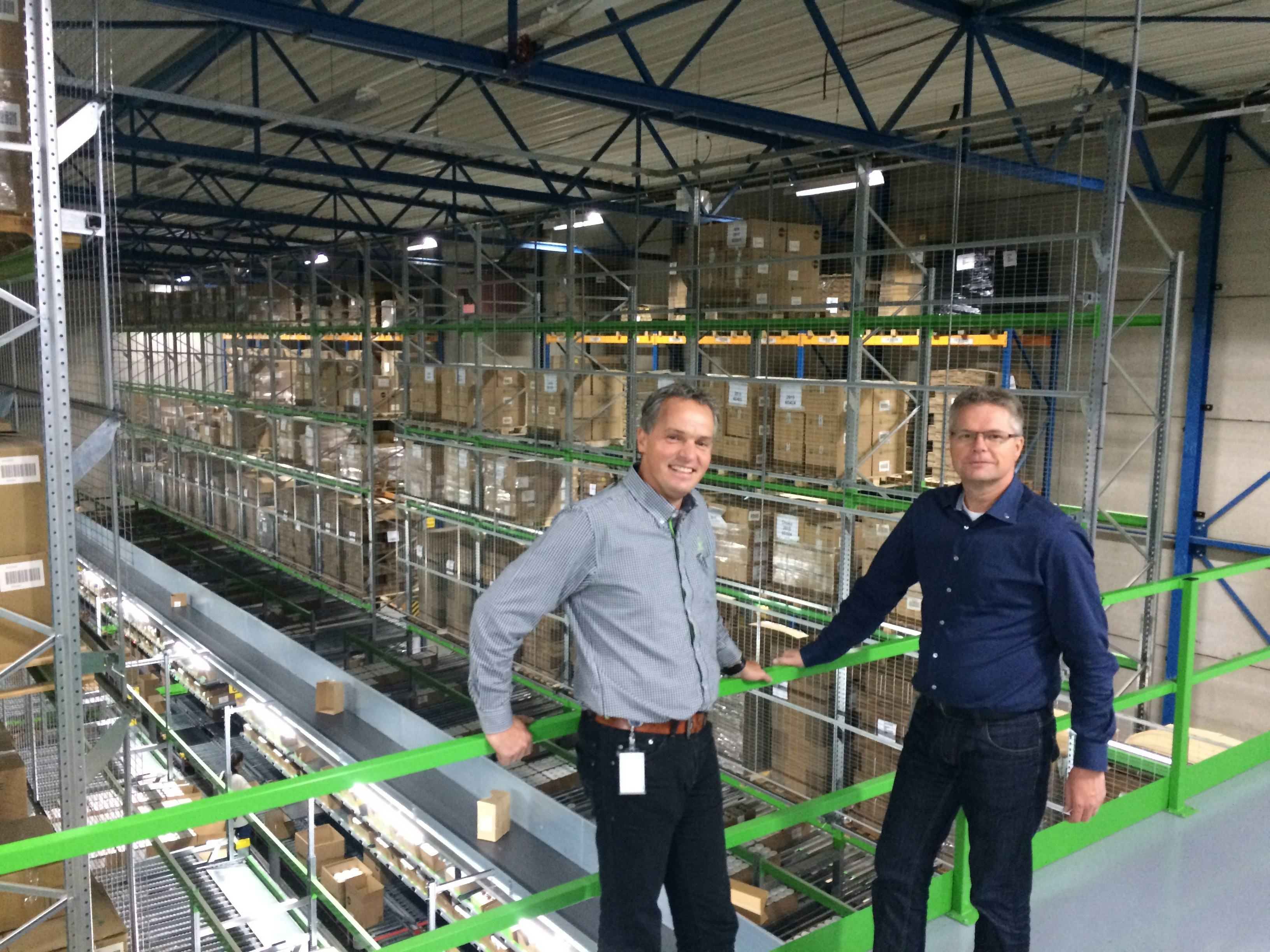 Wil-Jan Bekkers (rechts) en Marcel Thomasse verzorgen de rondleiding door het EMEA-dc van Herbalife in Venray tijdens Logistiek Live op 15 oktober.
