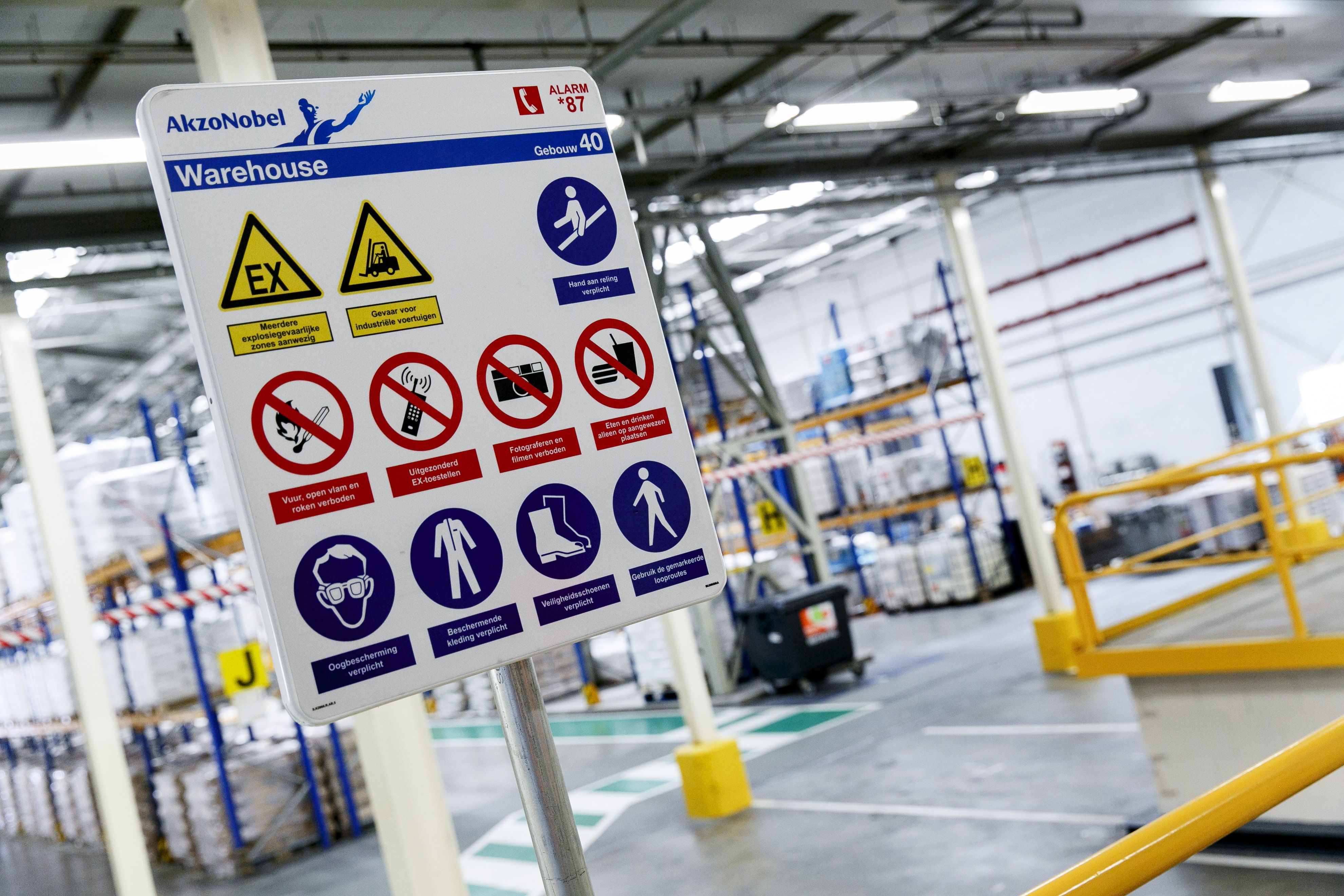 (c) Roel Dijkstra / Foto: Joep van der Pal


Groot Ammers - AkzoNobel - Jurybezoek aan genomineerde Prijs Veiligste Magazijn