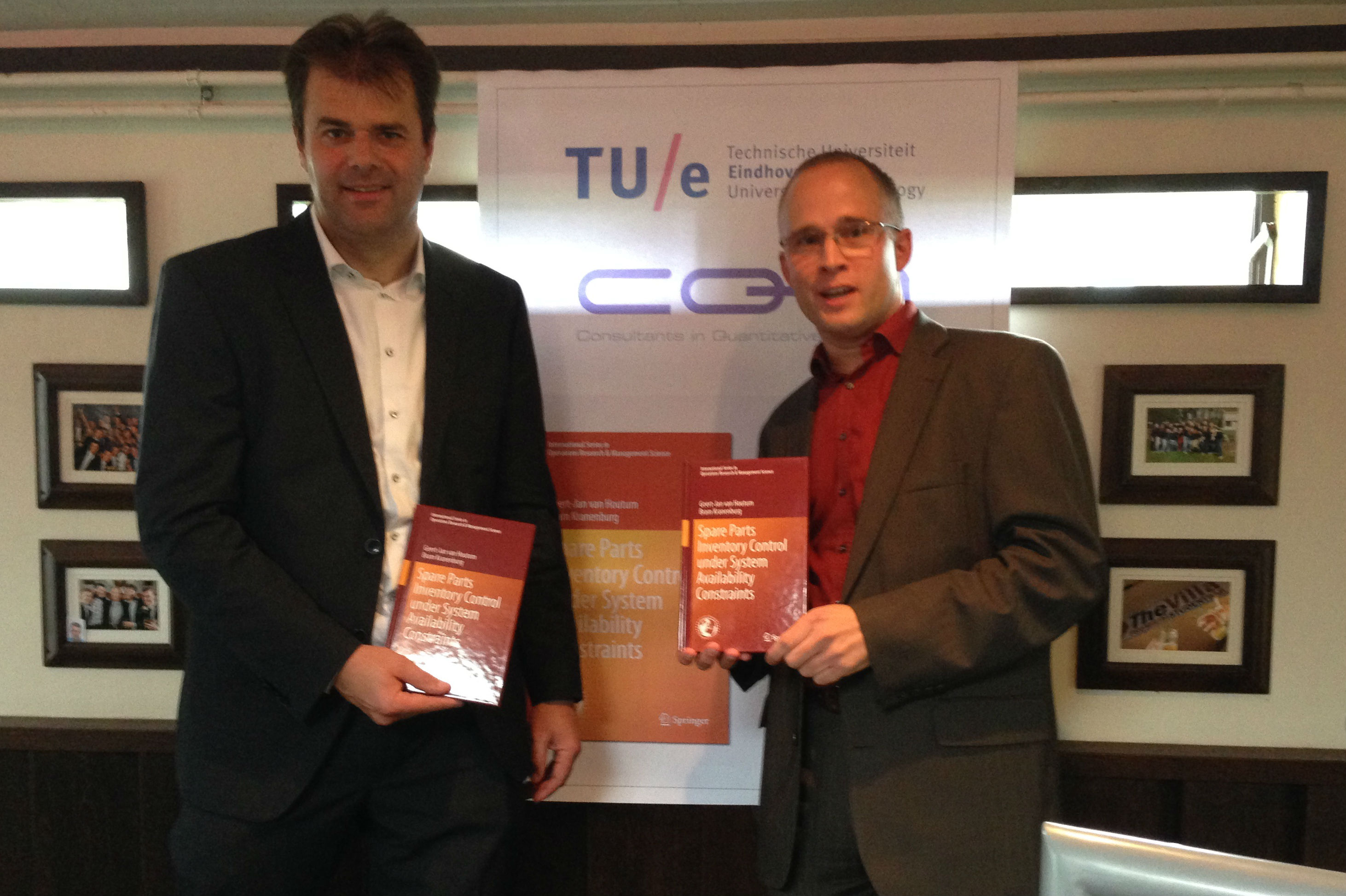 Geert Jan van Houtum en Bram Kranenburg tijdens de boekpresentatie