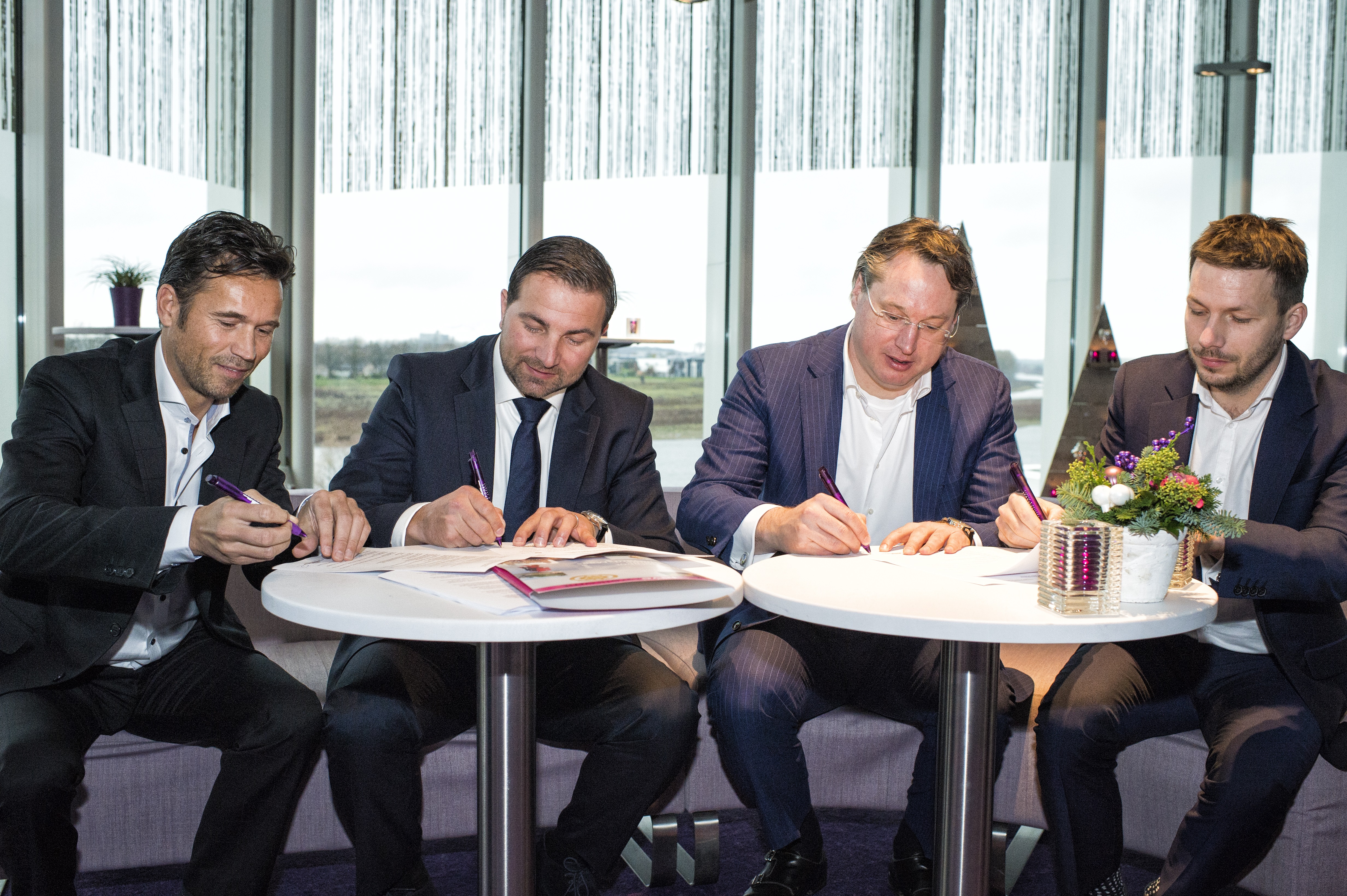 Ron Kuypers van SMART LCV (foto tweede van links) heeft hooggespannen verwachtingen van de CSCO forum en de 3PL summit die van 14 tot en met 16 oktober plaatsvinden in theater De Maaspoort in Venlo. "De beide summits geven ons ook ruim de gelegenheid om te laten zien waarom deze logistieke regio aantrekkelijk is voor vestiging van verladers en logistiek dienstverleners.”