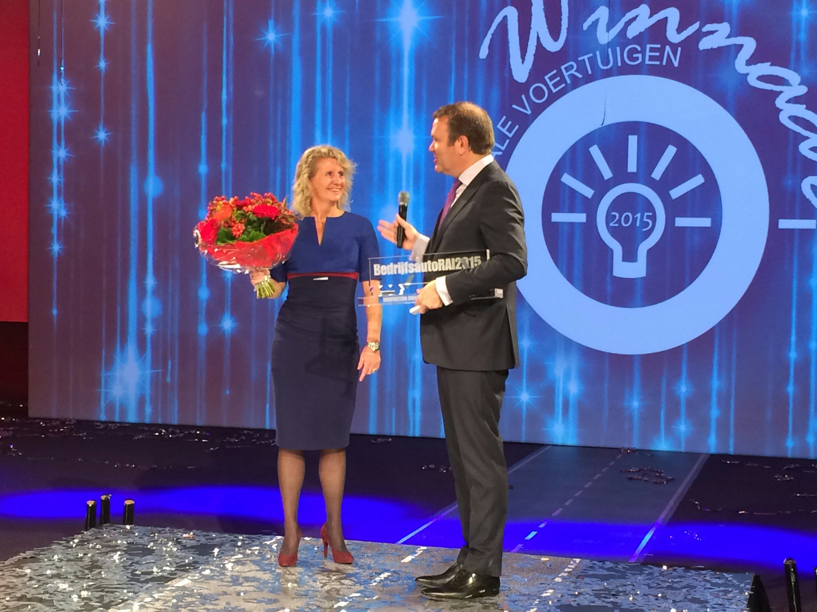 Directeur Marinka Nooteboom neemt de Innovation Award in ontvangst.