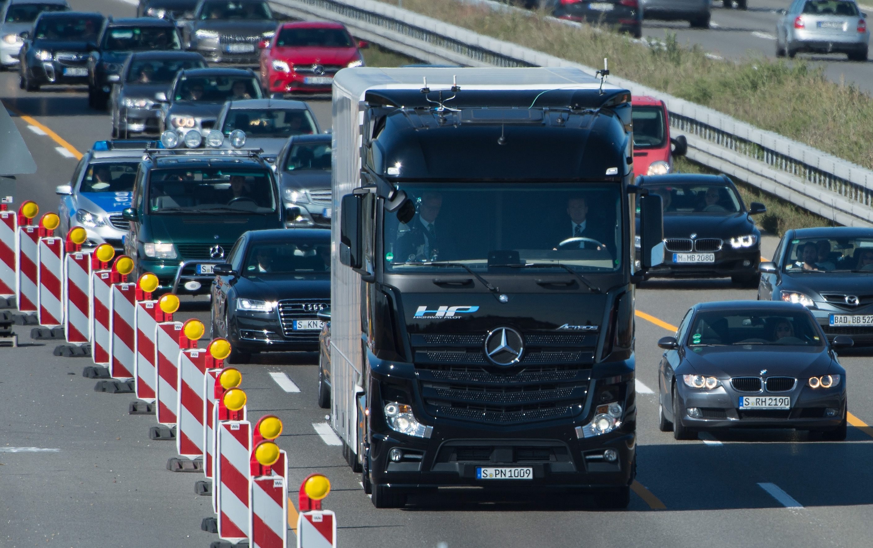 Truckproducent Mercedes-Benz heeft vrijdag de eerste rit uitgevoerd met een zelfrijdende vrachtwagen op een snelweg in het zuiden van Duitsland. 