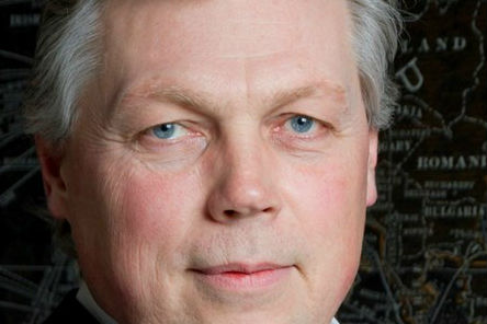 Roelof Hemmen praat de avond aan elkaar tijdens het VLM Gala van de Logistiek op 12 november