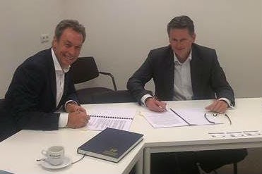 Mark Newman (CEO Wim Bosman) en Hans Scholten (CFO Kramp) ondertekenen het contract.