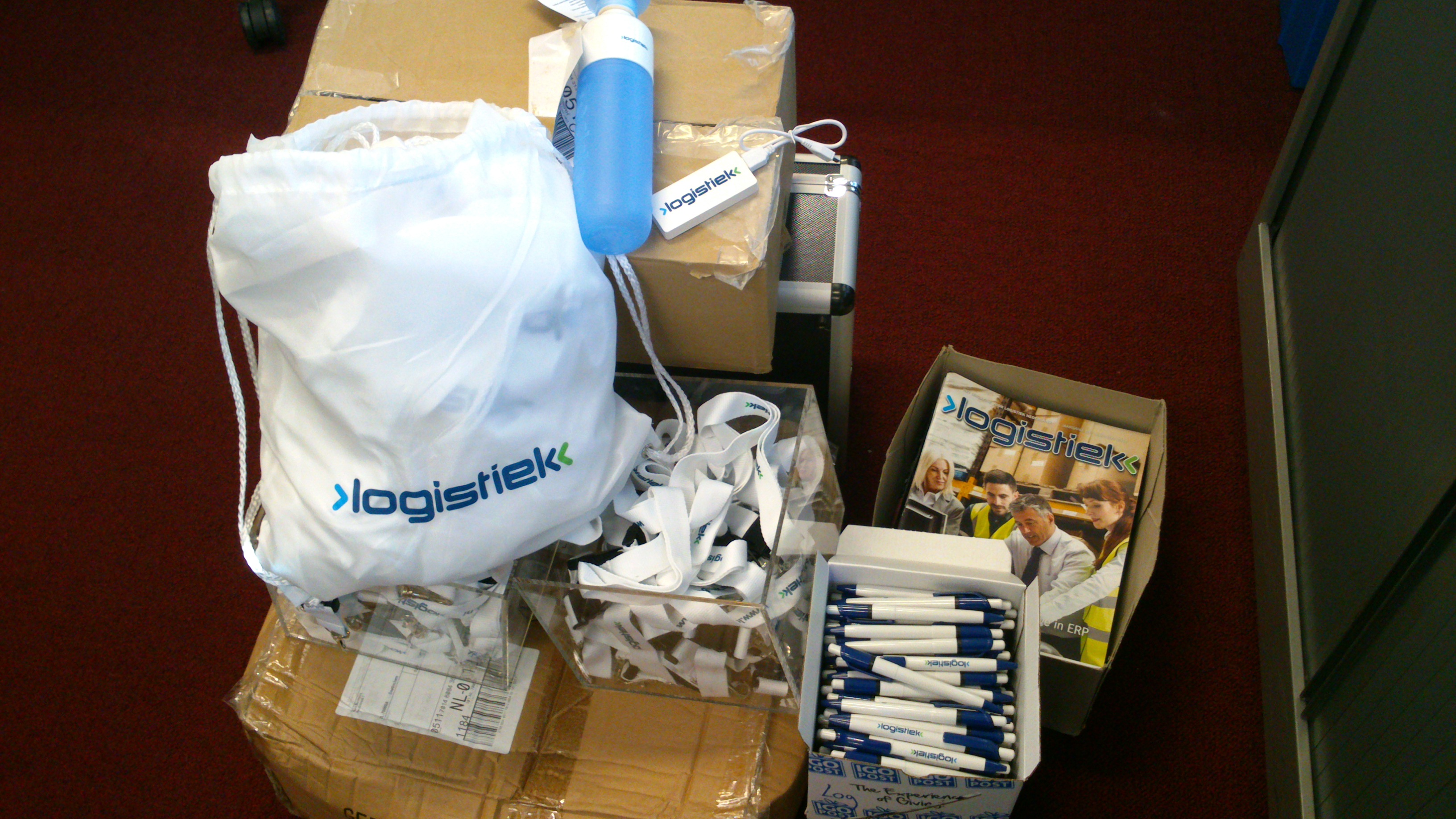 Pennen, opladers, doppers, magazines; we slepen weer heel wat mee naar Utrecht! 