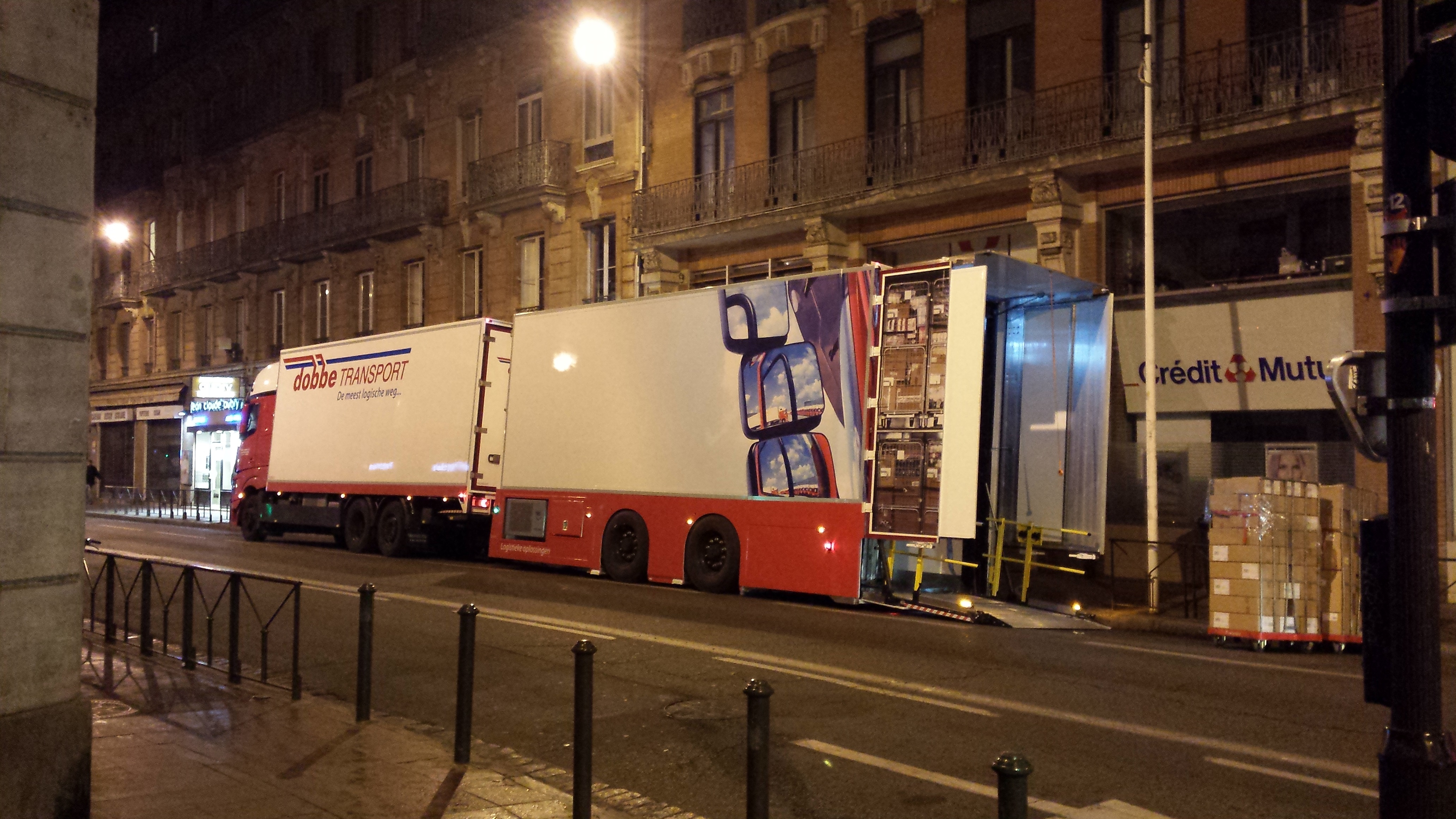 De Europese primeur volgens logistiek dienstverlener Dobbe Transport: een geconditioneerde aanhangwagen met dubbele, beweegbare laadvloer 